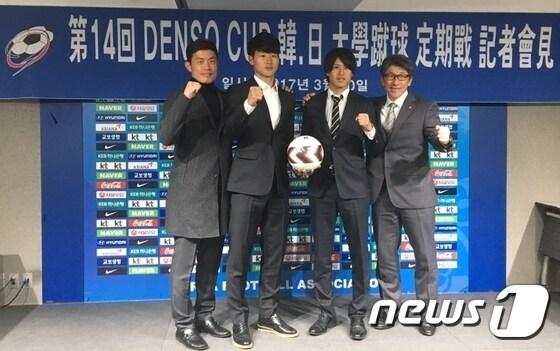 본문 이미지 - 이경수 감독, 최정원, 시게히로 타쿠야, 미야자키 주니치 감독(왼쪽부터)이 10일 서울 종로구 축구회관에서 열린 제14회 덴소컵 한·일 대학축구 정기전 기자회견이 끝난 뒤 기념사진을 촬영하고 있다. ⓒ News1