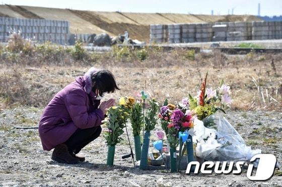 본문 이미지 - 일본 후쿠시마현 나미에에서 한 여성이 희생자들을 추모하고 있다. ⓒ AFP=뉴스1 ⓒ News1 우동명 기자