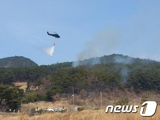본문 이미지 - 산불 진화하고 있는 소방헬기.자료사진/뉴스1 ⓒ News1