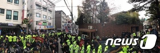 본문 이미지 - 12일 오후 서울 강남구 삼성동 박근혜 전 대통령 사저 앞에 경찰 병력이 증대 배치되고 있다. 2017.3.12/뉴스1 ⓒ News1 안은나 기자
