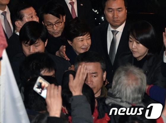 본문 이미지 - 박근혜 전 대통령이 12일 오후 서울 강남구 삼성동 사저로 들어가기 전 박사모 회원들과 인사를 나누고 있다. 2017.3.12/뉴스1 ⓒ News1 이재명 기자