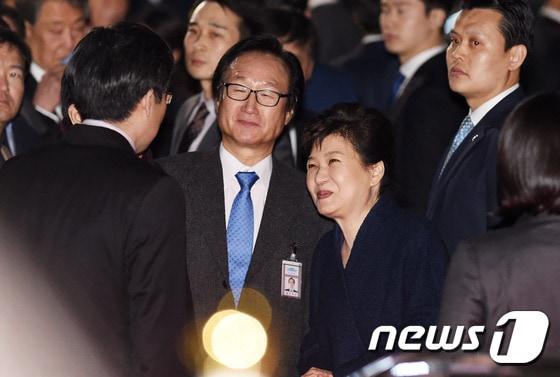 본문 이미지 - 박근혜 전 대통령이 헌법재판소의 탄핵심판 인용으로 청와대를 떠난 12일 저녁 서울 강남구 삼성동 사저로 들어가기 전 지지자들과 인사를 나누고 있다. 2017.3.12/뉴스1 ⓒ News1 이재명 기자