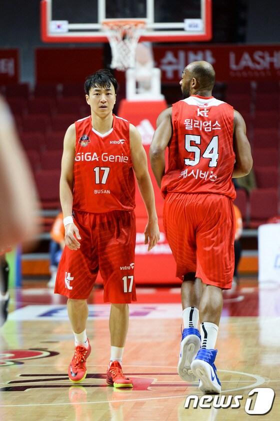 본문 이미지 - 부산 KT 김영환(좌)과 리온 윌리엄스. (사진 KBL 제공)ⓒ News1