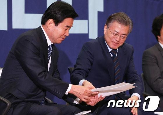 본문 이미지 - 문재인 대통령이 이르면 오는 5일 이낙연 국무총리 후임으로 김진표 의원을 지명하는 인선을 포함한 개각을 단행할 것으로 예상된다.  문 대통령이 더불어민주당의 대선 유력주자 시절인 2017년 3월 김 의원과 서울 여의도 국회 의원회관에서 열린 일자리위원회 출범식에서 대화를 나누고 있다. 2017.3.13/뉴스1 ⓒ News1 허경 기자