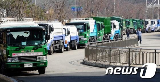 본문 이미지 - 줄지어 선 쓰레기수거 차량들.(뉴스1DB)/뉴스1