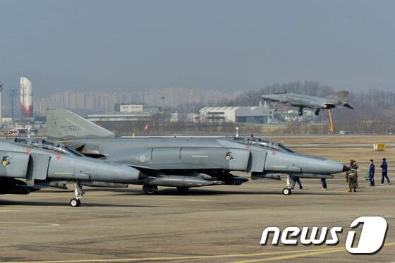 본문 이미지 - 공군 F-4 전투기 <자료사진>. (공군 제공) 2017.3.13/뉴스1