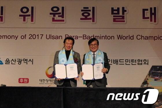 본문 이미지 - 대한장애인배드민턴협회 여준규 회장(왼쪽)과 요넥스코리아 김철웅 대표. (요넥스 제공) ⓒ News1