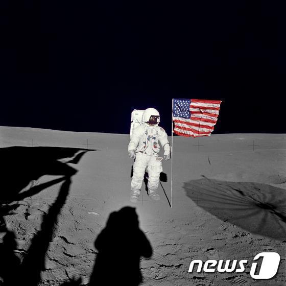 본문 이미지 - 달 표면에 도착한 미국 우주인 (자료사진) ⓒ AFP=뉴스1
