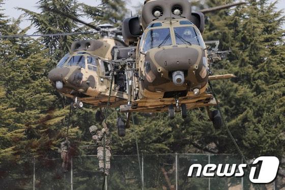 본문 이미지 - 14일 오후 육군 2작전사령부에서 열린 기동예비전력 전개 훈련에서 특공부대 장병들이 수리온(KUH-1) 항공기에서 패스트로프를 하고 있다.  2017.3.14/뉴스1 ⓒ News1 유승관 기자