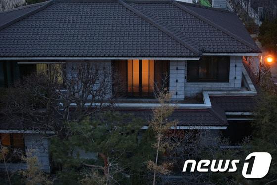 본문 이미지 - 박근혜 전 대통령이 삼성동 자택에 머물고 있는 가운데 13일 오후 서울 강남구 삼성동 박근혜 전 대통령 사저에 불이 켜지고 있다. 2017.3.13/뉴스1 ⓒ News1 사진공동취재단