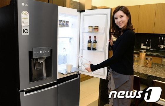 본문 이미지 - LG전자가 14일 ‘얼음정수기’, ‘매직스페이스’ 등 LG만의 차별화된 기능을 갖춘 2017년형 LG 디오스(DIOS) 냉장고를 출시했다. LG전자 모델이 신개념 수납공간 '매직스페이스' 및 깨끗한 물과 얼음을 제공하는 디오스 얼음정수기냉장고 신제품(모델명:J829SB36)을 소개하고 있다.ⓒ News1
