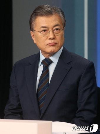 본문 이미지 - 더불어민주당 대선주자인 문재인 전 대표가 14일 오후 서울 여의도 KBS 본관에서 열린 더불어민주당 제19대 대통령선거후보자 방송사 합동토론회를 준비하고 있다. (국회사진취재단) 2017.3.14/뉴스1 ⓒ News1 국회사진취재단