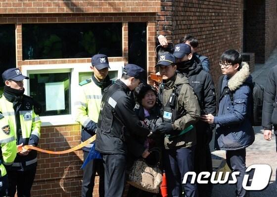 본문 이미지 - 검찰이 파면당한 박근혜 전 대통령에 대한 피의자 신분 소환조사 방침을 밝힌 14일 서울 강남구 삼성동 박 전 대통령 자택 앞에서 한 중년 여성이 오열하고 있다. 2017.3.14/뉴스1 ⓒ News1 오대일 기자