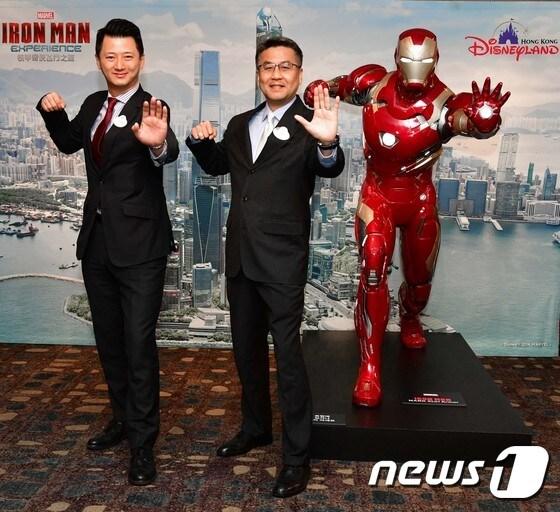 본문 이미지 - 14일 서울 소공동 롯데호텔에서 대형 아이언맨 피규어 옆에서 포즈를 취하고 있는 사무엘 라우 홍콩 디즈니랜드 리조트 수석 부사장 겸 대표이사(왼쪽), 제임스 퉁 홍콩 디즈니랜드 리조트 여행업 영업담당 이사.ⓒ News1