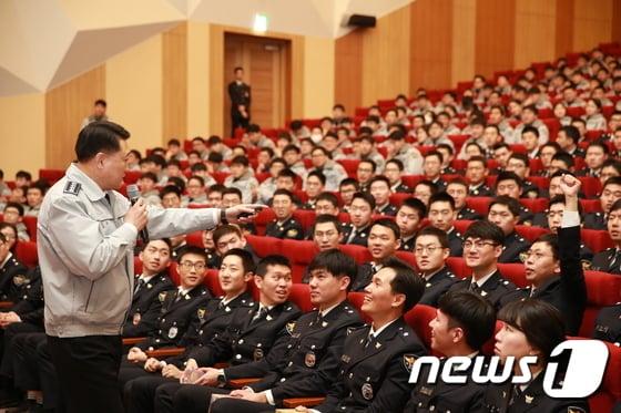 본문 이미지 - 이철성 경찰청장이 지난 14일 충남 아산 경찰대학 대강당에서 경찰대생과 간부후보생에게 특강을 하고 있다. (경찰청 제공) 2017.3.14/뉴스1