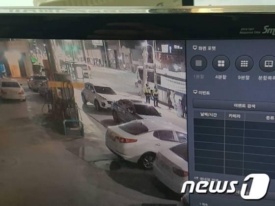 본문 이미지 - 서울 강남경찰서는 15일 오전 1시40분쯤 박근혜 전 대통령 사저 인근 주유소 앞에 걸려있는 환영 현수막을 문구용 가위와 칼로 잘라 훼손한 혐의로 A씨&#40;31&#41;와 B씨&#40;35&#41;를 불구속 입건했다고 밝혔다. 인근 주유소 CCTV에 찍힌 A씨와 B씨의 모습. &#40;독자제공&#41; ⓒ News1