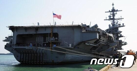 본문 이미지 - 미군 해군 핵추진 항공모함 칼빈슨호(CVN70)가 15일 오전 부산항에 입항해 취재진들에게 공개를 하고 있다. 칼빈슨호는 길이 333m, 폭77m, 비행갑판76.4m의 규모이며, F/A-18 슈퍼호넷 전투기, E-2C 호크아이 조기경보기, EA-18G 그라울러 전자전기, MH-60S 시호크 해상작전헬기 등 약 80대의 항공기를 탑재해 중소 국가의 공군력 전체와 맞먹는 전력을 갖췄다. 2017.3.15/뉴스1 ⓒ News1 여주연 기자