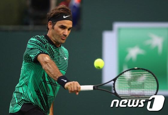 본문 이미지 - '테니스 황제' 로저 페더러가 다시 한번 라파엘 나달을 물리쳤다. ⓒ AFP=News1