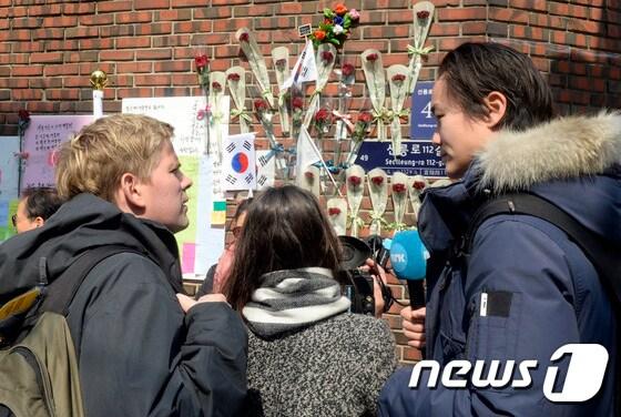 본문 이미지 - 16일 서울 강남구 삼성동 박근혜 전 대통령 자택 앞에서 외신기자들이 지지자들을 취재하고 있다. 2017.3.16/뉴스1 ⓒ News1 안은나 기자