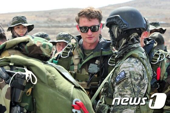 본문 이미지 - 16일 오전 한·미 해병대 특수수색대 요원들이 경북 포항시 북구 송라면 고공강하장에서 실시된 공중 침투 훈련에 앞서 대화를 나누고 있다.이번 훈련에는 일본 오키나와에 주둔 중인 미 해병대 3사단 소속 특수부대원들이 한국 해병대 1사단 특수수색대와 함께 작전을 펼쳤다.2017.3.16/뉴스1 ⓒ News1 최창호 기자
