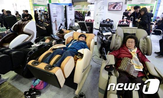 본문 이미지 - 서울 강남구 코엑스에서 열린 국제의료기기·병원설비전시회에서 관람객들이 안마의자를 체험하고 있다. /뉴스1 ⓒ News1 신웅수 기자