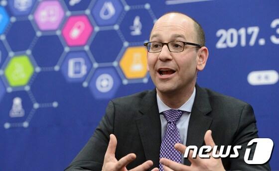 본문 이미지 - IBM의 AI '왓슨' 책임자 앤드류 노던 박사가 16일 서울 코엑스에서 '뉴스1'과 인터뷰를 하고 있다. ⓒ News1 신웅수 기자