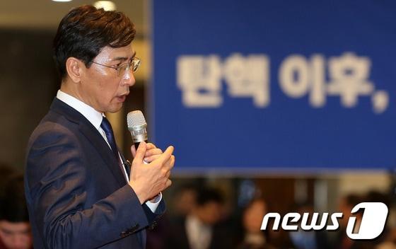 본문 이미지 - 안희정 더불어민주당 대선주자가 16일 오후 서울 영등포구 JK 아트컨벤션에서 유권자 시민행동 초청으로 '탄핵 이후 대한민국 어디로 가야하는가'에 대해 강연을 하고 있다. 2017.3.16/뉴스1 ⓒ News1 손형주 기자
