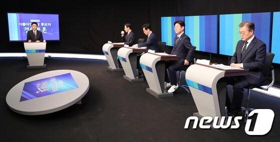 본문 이미지 - MBN이 주관하고 TV조선, 연합뉴스TV가 공동방송하는 더불어민주당 경선후보토론회가 17일 서울 MBN 스튜디오에서 열f리고 있다.    2017.3.17/뉴스1 ⓒ News1 국회사진기자단