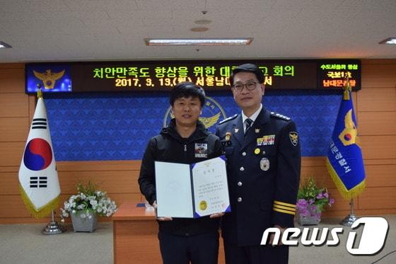 본문 이미지 - 지난 13일 강언식 서울 남대문경찰서장(오른쪽)이 절도 범죄 피의자를 검거한 이국진씨에게 감사장을 수여하고 있다.(남대문경찰서 제공) ⓒ News1