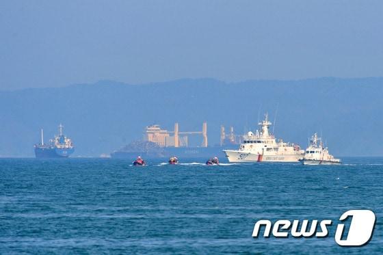 본문 이미지 - 경북 포항해양경찰서가 북구 영일만 앞바다에서 500t급 함정과 고속정을 투입해 불법 조업  단속 훈련을 하고 있다.(뉴스1 자료)ⓒ News1 최창호 기자