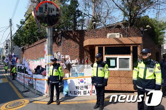 본문 이미지 - 박근혜 전 대통령의 검찰조사가 이틀 앞으로 다가온 19일 오후 서울 강남구 삼성동 박 전 대통령 자택앞에서 경찰병력들이 경계근무를 서고 있다. 2017.3.19/뉴스1 ⓒ News1 최현규 기자