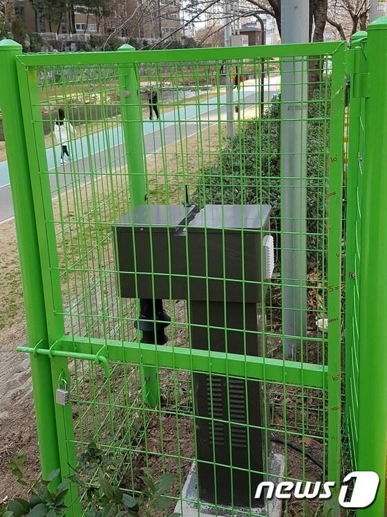 본문 이미지 - 울산 남구 여천천에 설치된 ‘모기 발생 정보 측정 시스템’. ⓒ News1