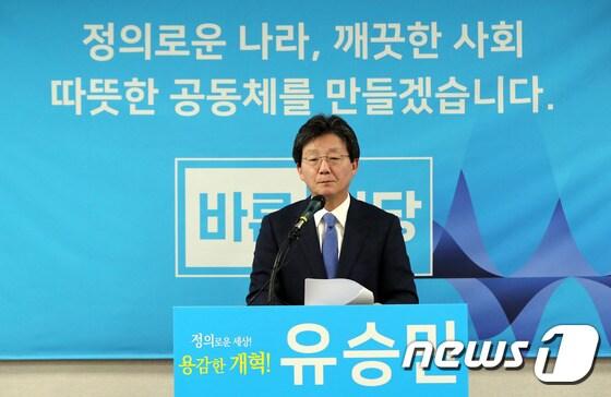 본문 이미지 - 유승민 바른정당 대선주자가 19일 오전 대구 동구 신천동 바른정당 대구시당에서 열린 기자회견에서 취재진의 질문에 답하고 있다.2017.3.19/뉴스1 ⓒ News1 이종현 기자