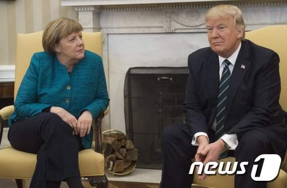 본문 이미지 - 17일(현지시간) 미국 백악관에서 열린 미국-독일 정상회담에서 도널드 트럼프 미국 대통령(오른쪽)이 앙겔라 메르켈 독일 총리와 악수를 해 달라는 사진기자들의 요청에도 정면을 응시하고 있다. ⓒ AFP=뉴스1