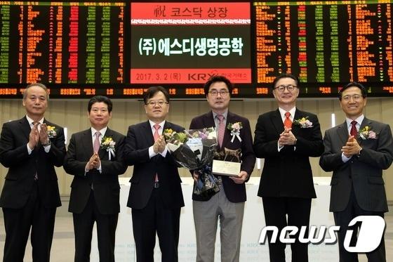 본문 이미지 - 한국거래소 코스닥시장본부는 2일 오전 서울사옥 홍보관에서 (주)에스디생명공학의 코스닥시장 신규상장기념식을 개최했다. 상장기념패 전달 후 최규준 한국IR협의회 부회장(왼쪽부터), 강대석 신한금융투자 대표이사, 김재준 한국거래소 코스닥시장위원회 위원장, 박설웅 (주)에스디생명공학 대표이사, 유상호 한국투자증권 대표이사, 김원식 코스닥협회 부회장이 기념촬영을 하고 있다. (한국거래소 제공) 2017.3.2/뉴스1