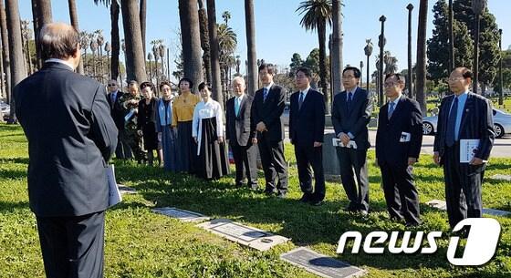 본문 이미지 - LA한인 단체들이 지난해 제98회 3·1절을 맞아 대한인국민회 본부가 위치한 나성한인연합장로교회에서 연합 기념식을 개최했다. 1일(현지시각) 로스앤젤레스 기념식에 앞서 각 단체 대표들이 독립유공자 14묘가 있는 로즈데일(Rosedale) 묘지에서 참배를 하고 있다. (국가보훈처 제공) 2017.3.2/뉴스1