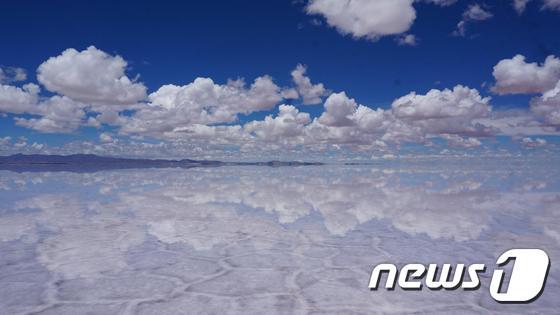 본문 이미지 - 우기때 우유니 소금사막. 비욘드코리아 제공.ⓒ News1