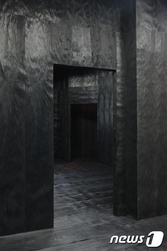 본문 이미지 - Ruin, 2017, black dyed wooden paper, variable dimension (313아트프로젝트 제공) ⓒ News1