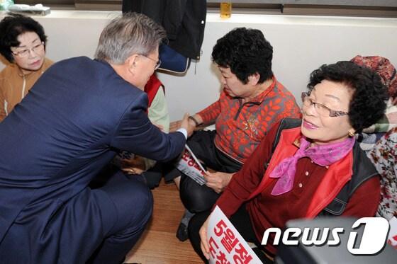 본문 이미지 - 문재인 더불어민주당 대선주자가 20일 오전 광주 동구 금남로 5·18민주광장에서 광주·전남 비전 기자회견을 갖기 앞서 국립아시아문화전당 별관에서 농성 중인 오월어머니회 회원들을 찾아 대화를 나누고 있다.2017.3.20/뉴스1 ⓒ News1 황희규 기자