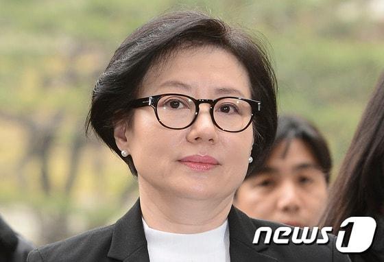 본문 이미지 - 신격호 롯데그룹 총괄회장의 세번째 부인 서미경 씨가 20일 오후 서울 서초구 서울중앙지법에서 열린 롯데그룹 경영비리 관련 1차 공판에 출석하기 위해 법정으로 향하고 있다. 2017.3.20/뉴스1 ⓒ News1 신웅수 기자