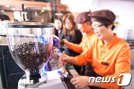 본문 이미지 - 노인 일자리사업으로 추진되는 카페 휴(休)에서 직원이 커피를 추출하고 있다. /뉴스1 DBⓒ News1 서근영 기자