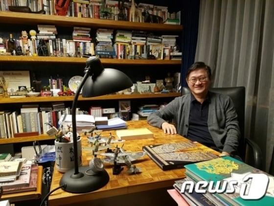 본문 이미지 - 서경배 아모레퍼시픽 회장 자택 개인 서재. 아모레퍼시픽 제공ⓒ News1