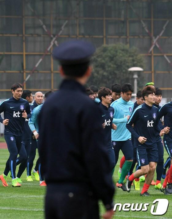 본문 이미지 - 대한민국 축구대표팀이 20일 중국 창사에 위치한 허난시민운동장에서 2018 러시아월드컵 아시아 최종예선 6차전 중국(중국 창사.23일)전을 앞두고 첫 훈련을 하고 있다. 2017.3.20/뉴스1 ⓒ News1 이동원 기자
