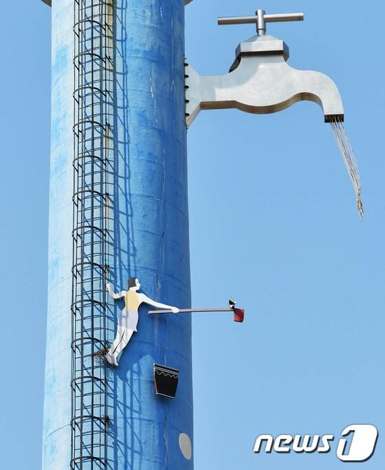 본문 이미지 - 대전 중구 중촌동 거리미술관에 설치된 수도꼭지 조형물.. /뉴스1 DB ⓒ News1 주기철 기자