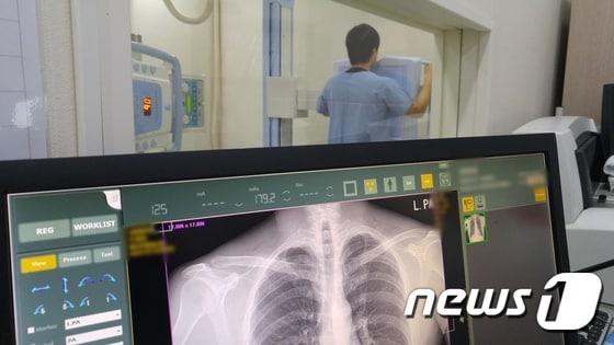 본문 이미지 - 부산 영도병원에서 석면질환 무료 건강검진을 받고 있는 주민(영도병원 제공)2017.3.22./뉴스1@ News1