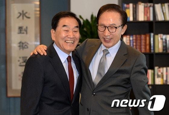 본문 이미지 - 2017년 3월 22일 이명박 전 대통령이 자신의 사무실을 찾은 늘푸른한국당 대선후보인 이재오 공동대표와 어깨동무를 하고 있다. 2017.3.22 ⓒ 뉴스1 오대일 기자