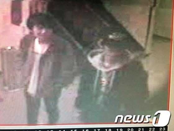 본문 이미지 - 제주지방경찰청은 지난 21일 보이스피싱으로 현금 7000만원을 훔친 혐의로 조선족  장모씨(19)와 조모씨(21)  등 2명을 검거했다. 사진은 범행 인근 CCTV에 찍힌 피의자들의 모습이다.ⓒ News1