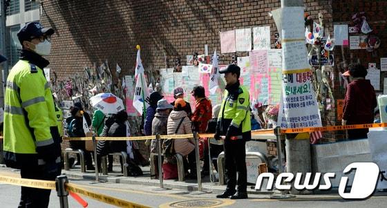 본문 이미지 - 박근혜 전 대통령이 피의자 신분으로 검찰 소환 조사를 마치고 서울 강남구 삼성동 자택으로 돌아간 22일 자택 앞 지지자들이 대화를 나누고 있다. 2017.3.22/뉴스1 ⓒ News1 안은나 기자