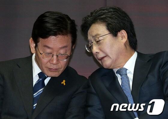 본문 이미지 - 이재명 경기도지사와 유승민 전 의원, 2017.3.22/뉴스1 ⓒ News1 손형주 기자