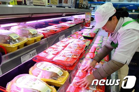 본문 이미지 - 22일 오후 서울의 한 대형마트 정육코너에서 마트 관계자가 국내산 닭고기 제품을 정리하고 있다. 2017.3.22/뉴스1 ⓒ News1 임세영 기자